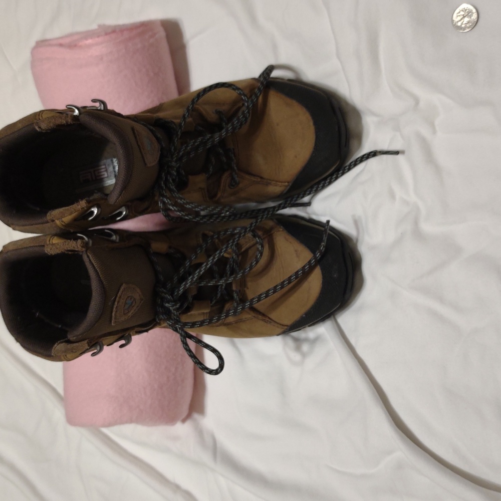 Ariat Women's Tan and Black Winter Boots